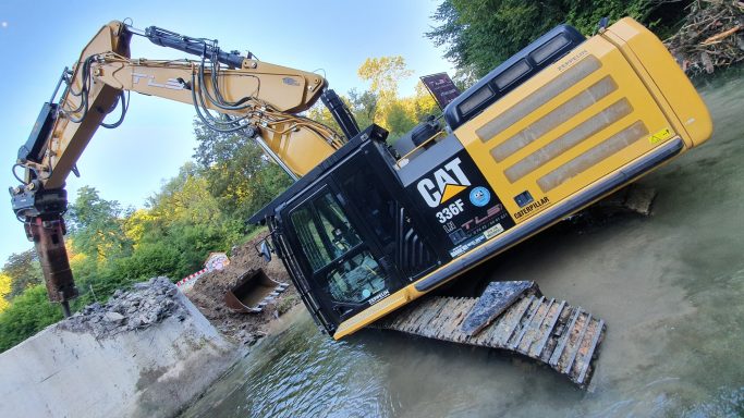 CAT 336 F Brückenabbruch im Neckar