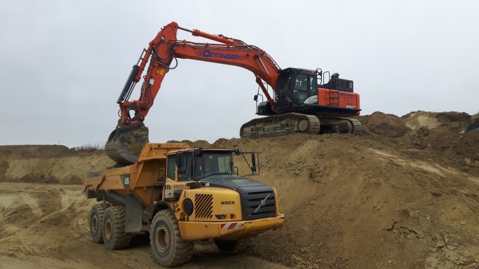 Steinbruch, Hitachi 490, Volvo Dumper
